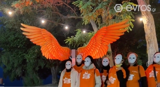Τα φτερά συμβολίζουν τη δύναμη που έχει κάθε γυναίκα να σπάσει τα δεσμά της και να απελευθερωθεί. Έχει πάντα τη δύναμη να τα ανοίξει και να πετάξει προς την ελευθερία.